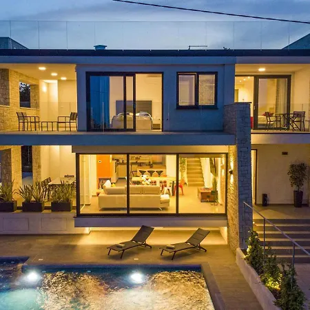 Villa Modern 4-bedroom With Pool In Ližnjan