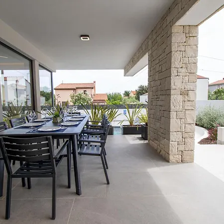 Modern 4-bedroom With Pool In