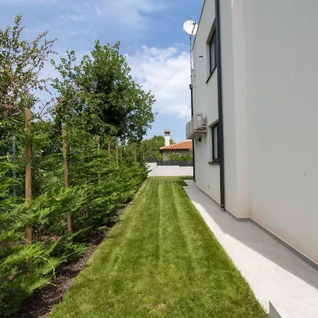 Modern 4-bedroom With Pool In Villa Ližnjan