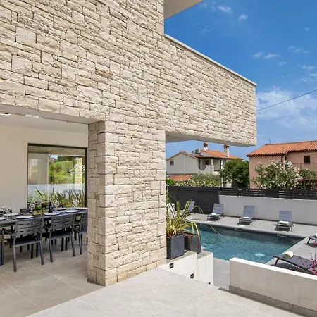 Modern 4-bedroom With Pool In Villa *