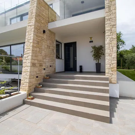 Villa Modern 4-bedroom With Pool In Ližnjan