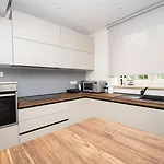 Modern 4-bedroom With Pool In ヴィラ