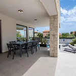 ヴィラ Modern 4-bedroom With Pool In