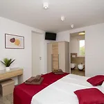 Modern 4-bedroom With Pool In ヴィラ *