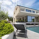 Modern 4-bedroom With Pool In ヴィラ Ližnjan