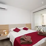 Modern 4-bedroom With Pool In