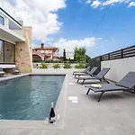 ヴィラ Modern 4-bedroom With Pool In