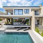 Modern 4-bedroom With Pool In * Ližnjan