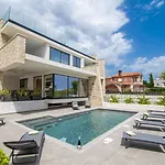 Modern 4-bedroom With Pool In ヴィラ *