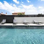 Modern 4-bedroom With Pool In ヴィラ *