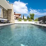 Modern 4-bedroom With Pool In ヴィラ *