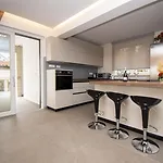 Modern 4-bedroom With Pool In Ližnjan