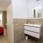 Modern 4-bedroom With Pool In