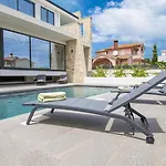 Modern 4-bedroom With Pool In ヴィラ