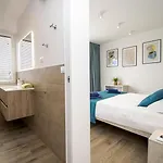 ヴィラ Modern 4-bedroom With Pool In *