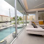 Modern 4-bedroom With Pool In