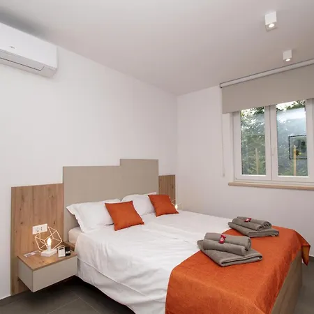 Modern 4-bedroom With Pool In