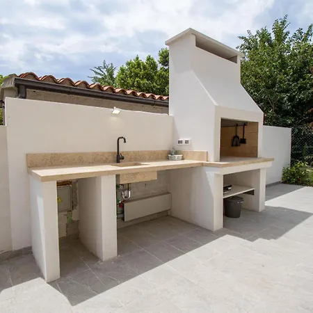 Modern 4-bedroom With Pool In * Ližnjan