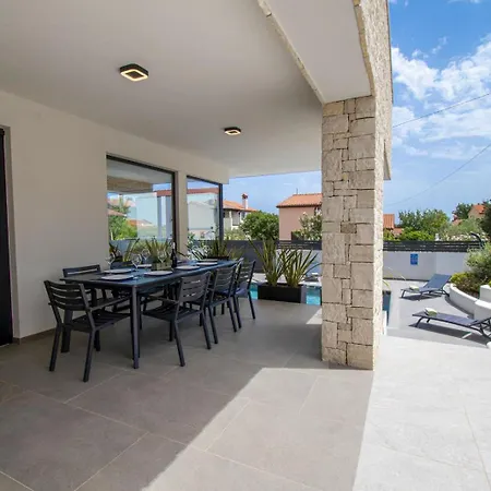 Villa Modern 4-bedroom With Pool In