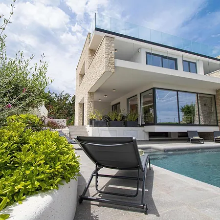 Modern 4-bedroom With Pool In Villa Ližnjan
