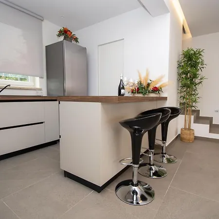 Modern 4-bedroom With Pool In *