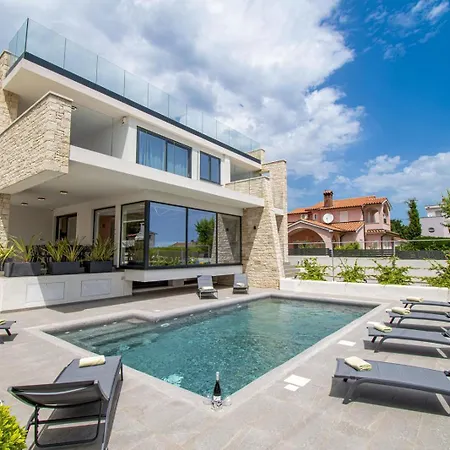 Modern 4-bedroom With Pool In Villa *