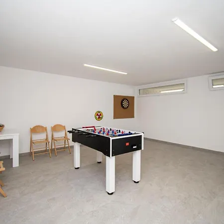 Modern 4-bedroom With Pool In Villa Ližnjan
