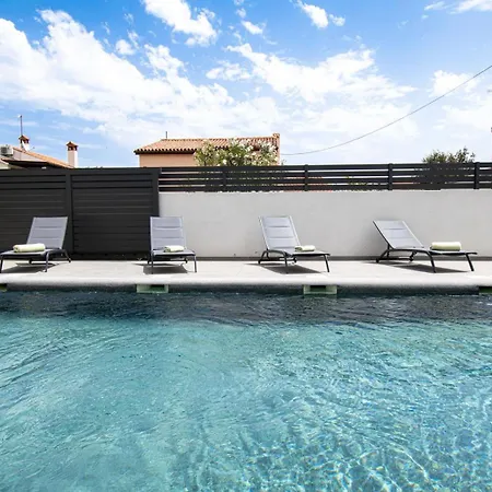 Modern 4-bedroom With Pool In Villa *