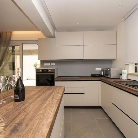 Villa Modern 4-bedroom With Pool In *
