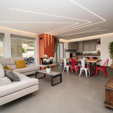 Modern 4-bedroom With Pool In