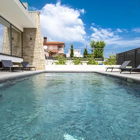 Modern 4-bedroom With Pool In Villa *
