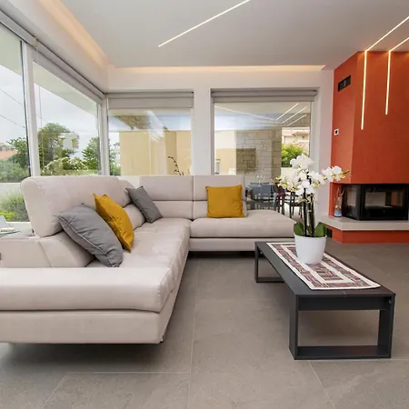 Modern 4-bedroom With Pool In * Ližnjan