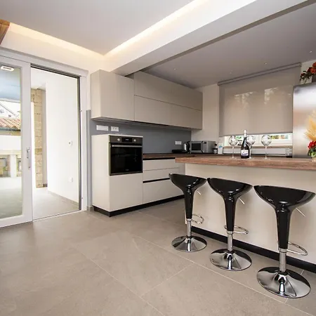 Modern 4-bedroom With Pool In Ližnjan