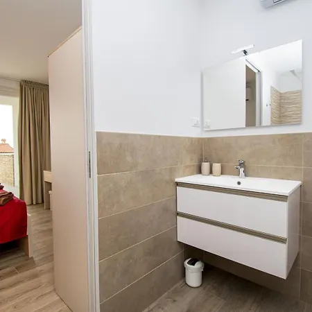 Modern 4-bedroom With Pool In