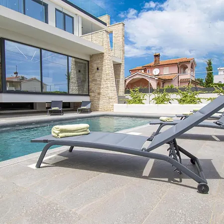 Modern 4-bedroom With Pool In Villa