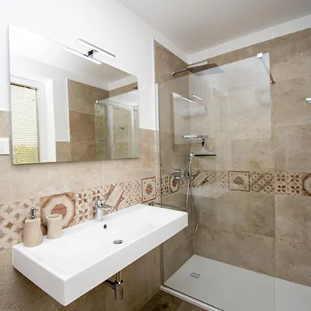Modern 4-bedroom With Pool In * Ližnjan