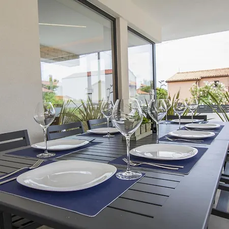 Villa Modern 4-bedroom With Pool In